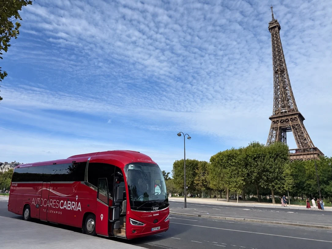 Nuestro autocar rojo de Autocares Cabria junto a la Torre Eiffel en París