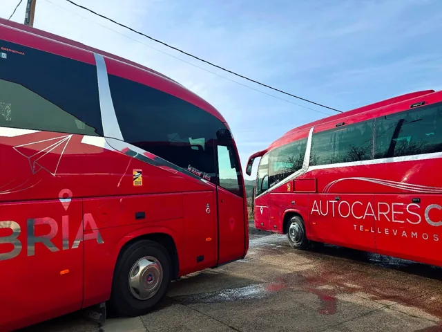 Dos autocares rojos de Autocares Cabria estacionados juntos